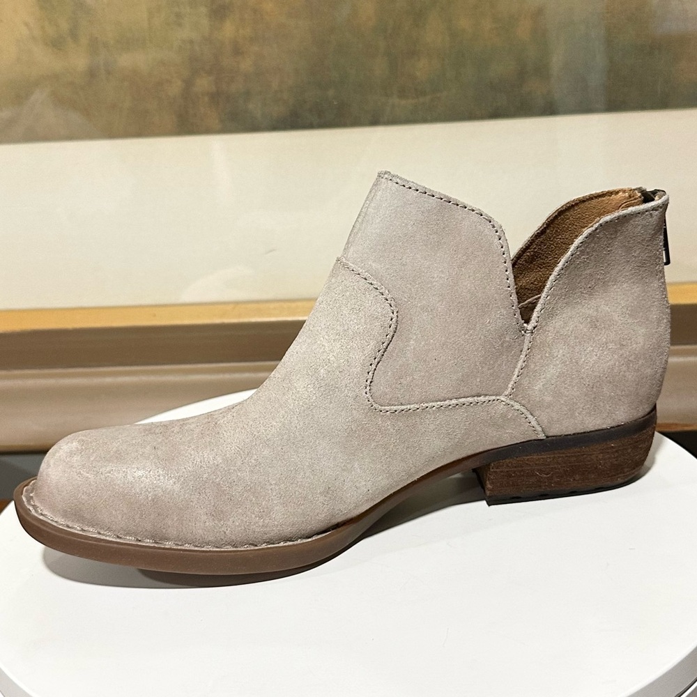 🌸BORN🌸 Kerri Suede Ankle Block Heel Booties Size: 6M - Picture 5 of 16